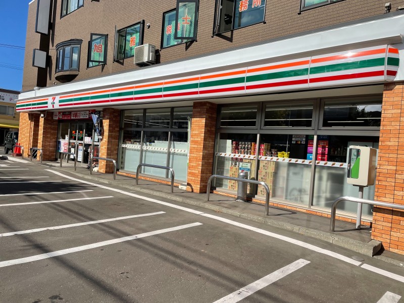 コンビニ　セブンイレブン札幌富丘1条店（コンビニ）まで196m