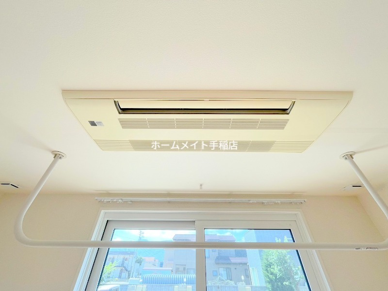 その他設備　天井付け冷暖房付きエアコン♪