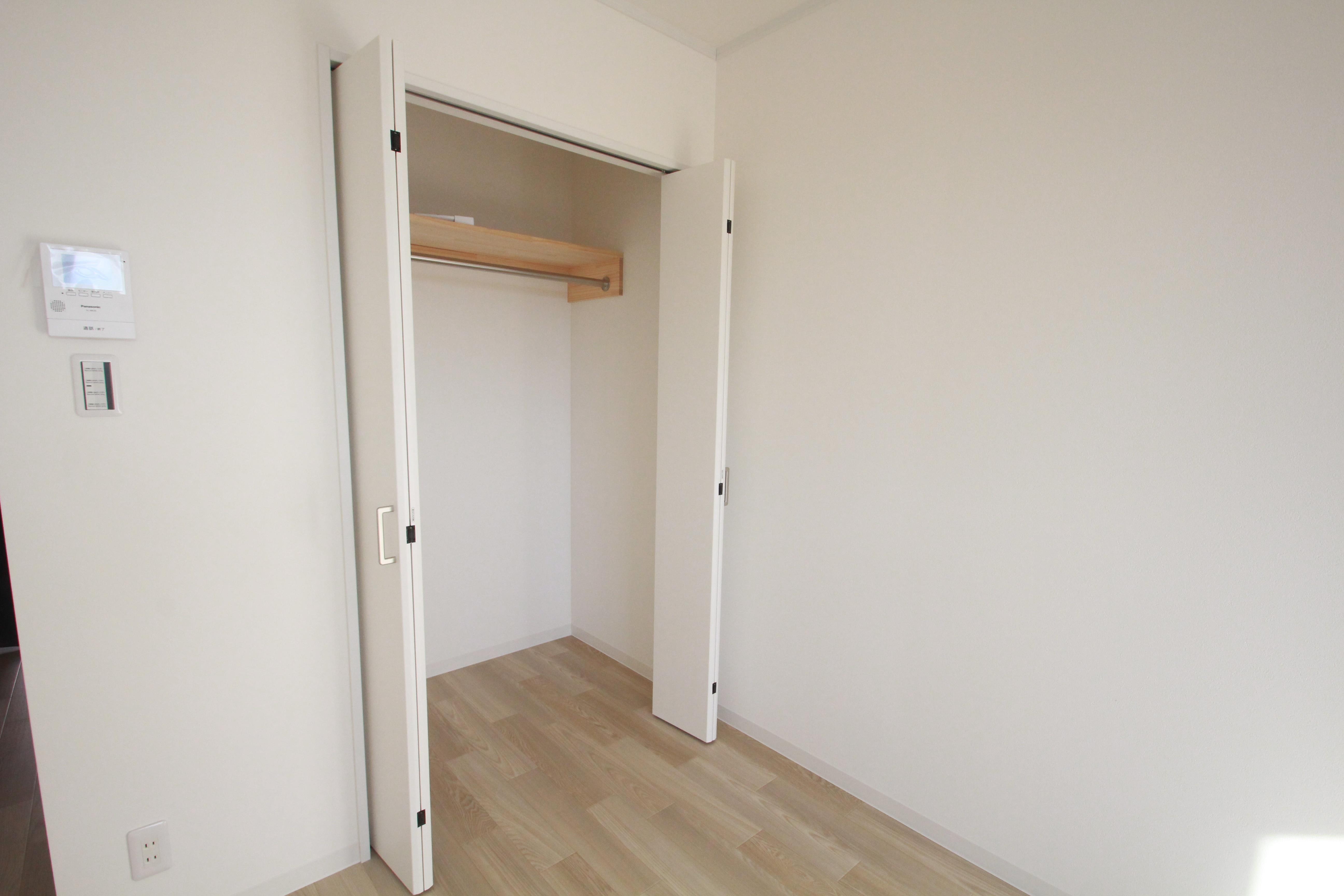 収納　衣類や小物もたっぷり収納できるクローゼット。