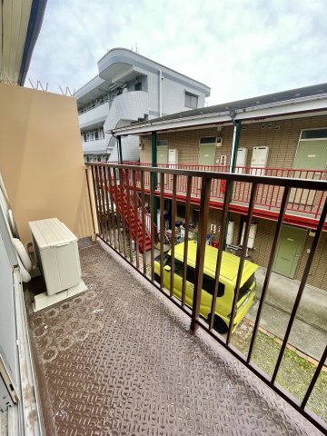 バルコニー　外で洗濯物を干せます。※退去前のため前回の写真