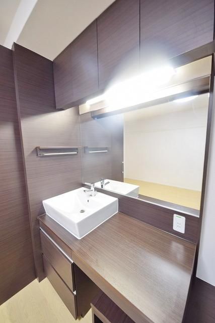 洗面設備　お洒落な洗面台です