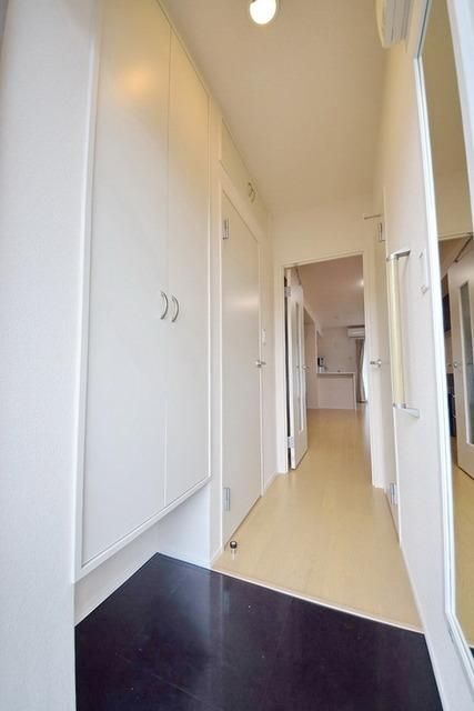 玄関　姿見や下駄箱があります