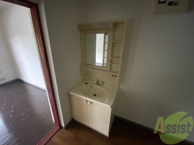 洗面設備　洗面台。朝の身支度はここでばっちり決めましょう。