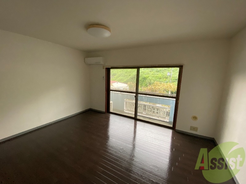 居室・リビング　８．６帖の洋室です。広々として、きれいですね。