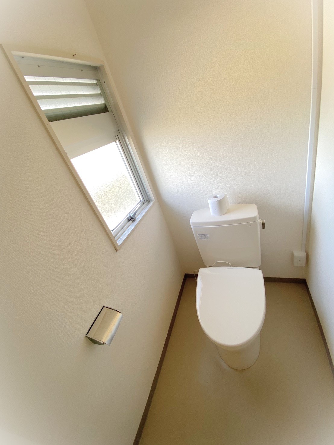 トイレ　綺麗な温水便座へ交換済み！