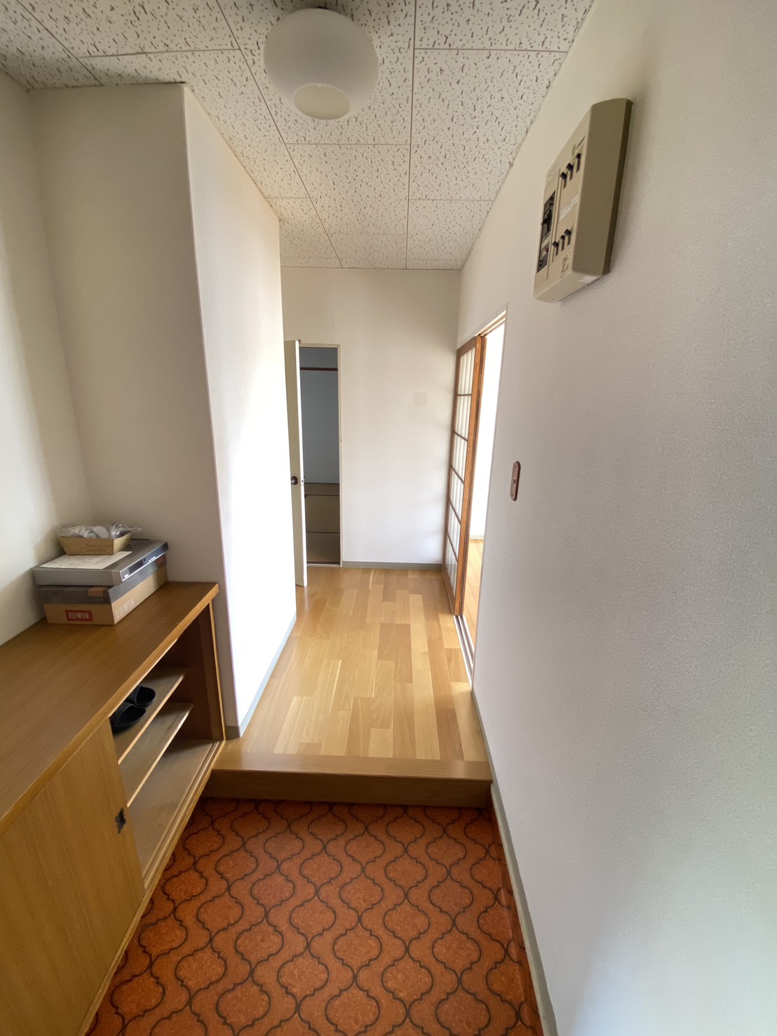 玄関　シューズボックス完備！南からの自然光が素敵です♪