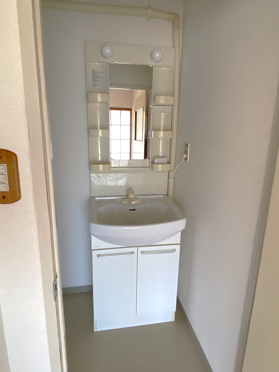 洗面設備　洗面設備もキレイです！木目スイッチカバーがかわいい★