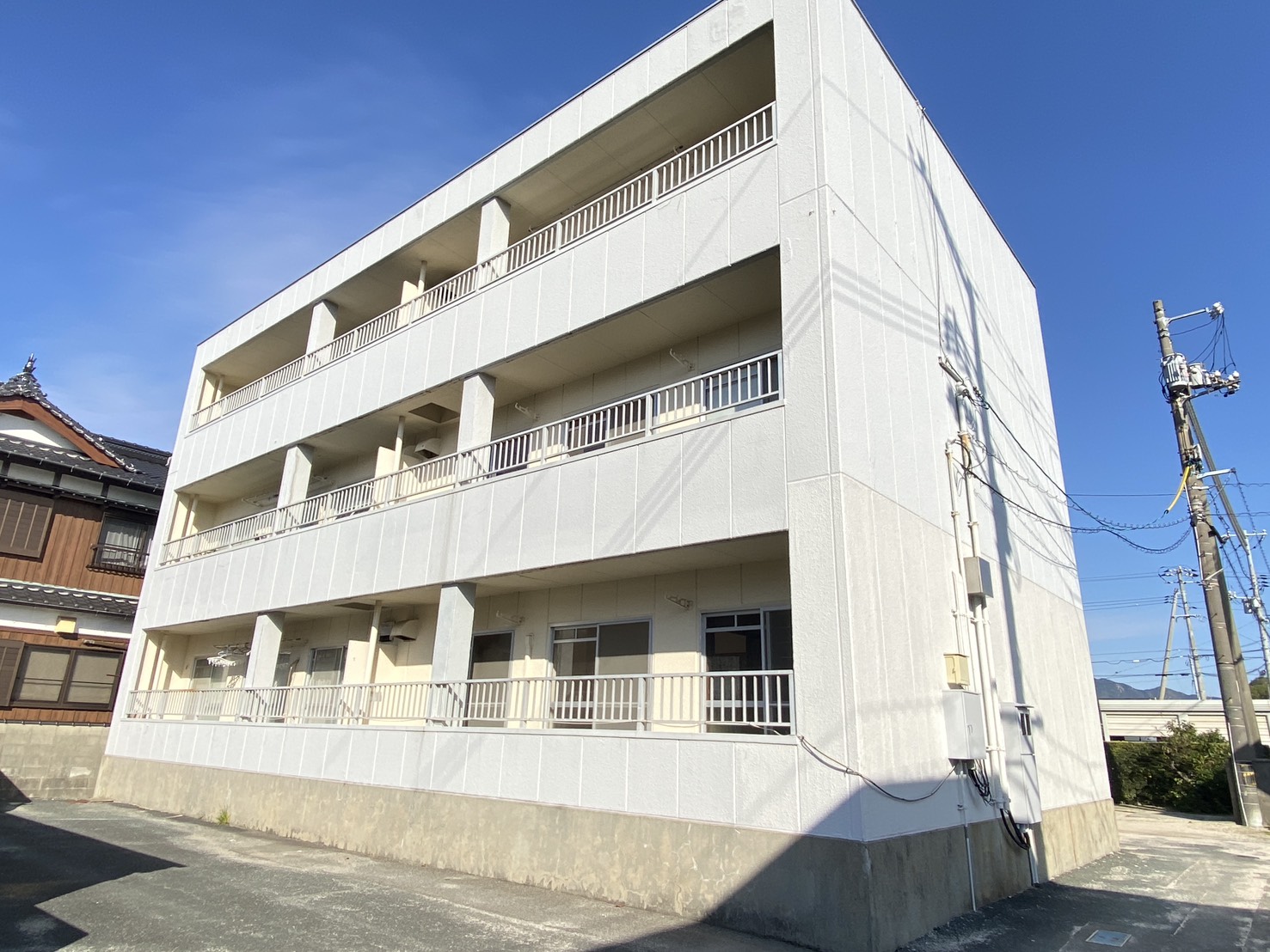 建物外観　清潔感のある白い建物♪