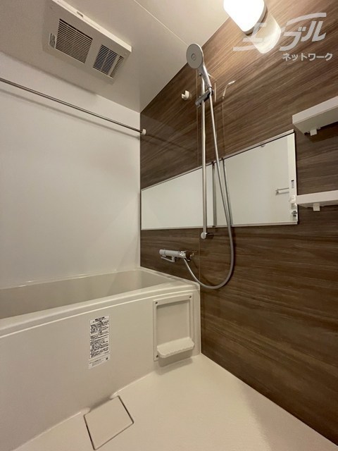バス・シャワールーム　浴室乾燥機付きお風呂になります
