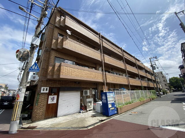 建物外観　角地に建つ、タイル貼りの重みのある外観