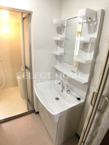 洗面設備　使いやすい独立洗面台です 同型タイプ