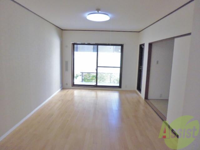 居室・リビング　通りから離れていて目線も気にしなくていいリビングです。