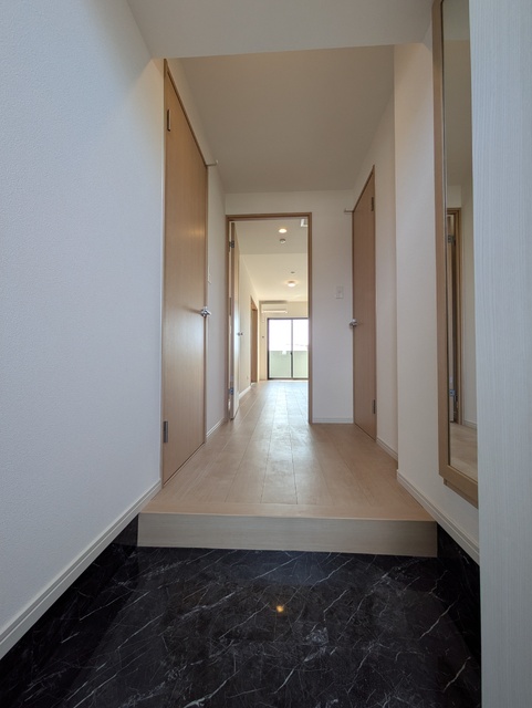 玄関　※現在建築中　３０３号室モデルルームの写真です