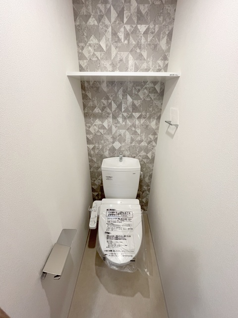 トイレ　人気アイテムの温水洗浄便座。清潔感のあるトイレです。