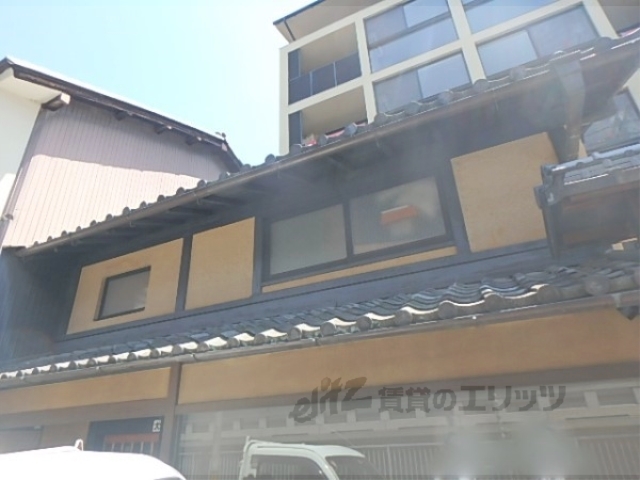 エントランス　エントランスに歴史的建造物あります。