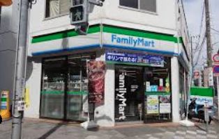 コンビニ　ファミリーマート 蒲田四丁目店（コンビニ）まで77m