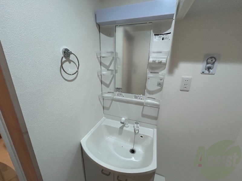 洗面設備　独立洗面台がございます。朝の支度はここで済ませましょう。