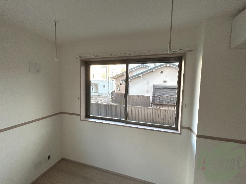 バルコニー　ベランダはございませんが、室内物干しが付いております。