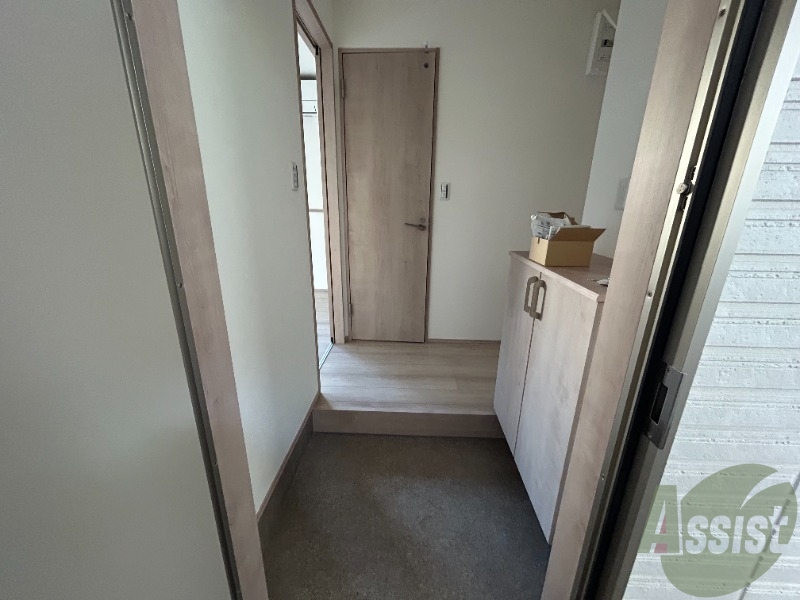 玄関　荷物を抱えての帰宅でも問題無い広さの玄関です。