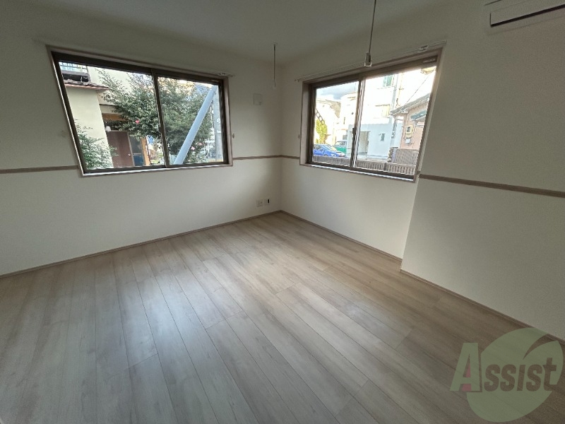 居室・リビング　こちらは８帖のＬＤＫでございます。角部屋のため二面採光です。