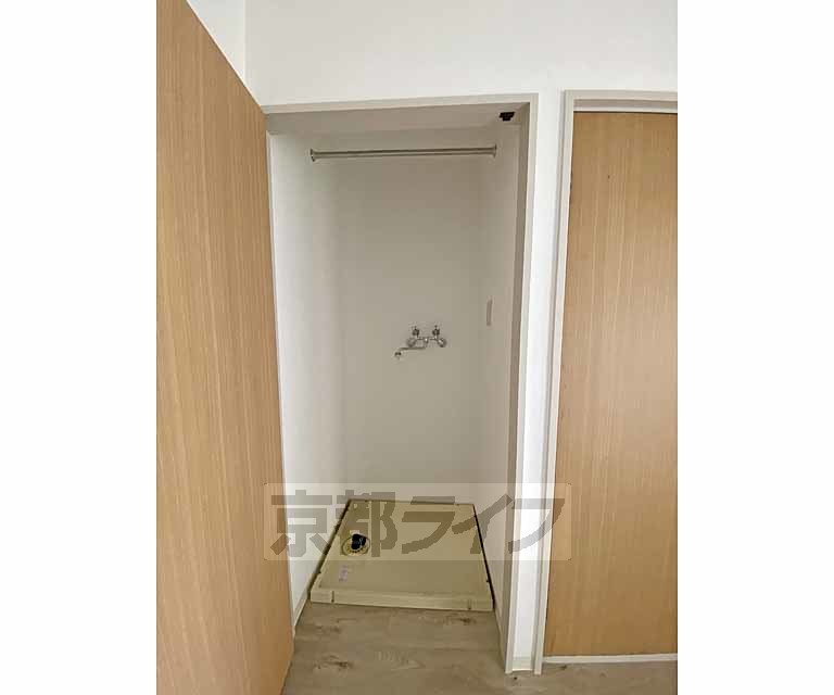 その他設備　洗濯機置き場です。扉付きで見た目スッキリとします。