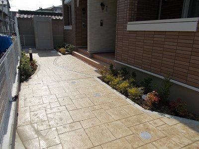 玄関　外観は落ち着いています