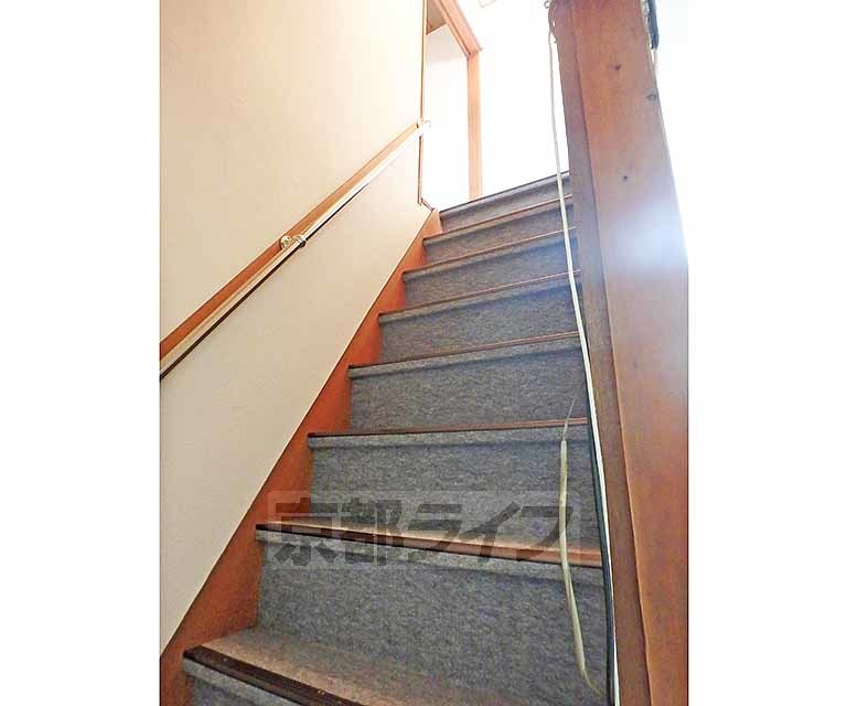 その他部屋・スペース　手すり付きの階段です。