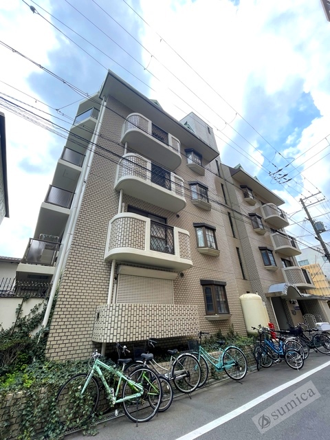 建物外観　鉄筋コンクリート造のガッチリした建物です♪