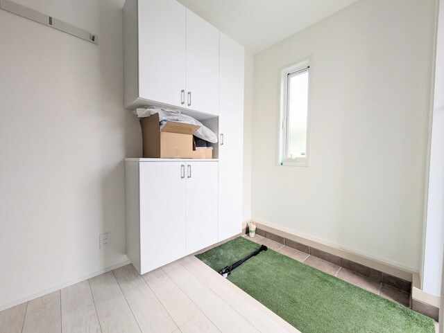 玄関　完成前写真となります。