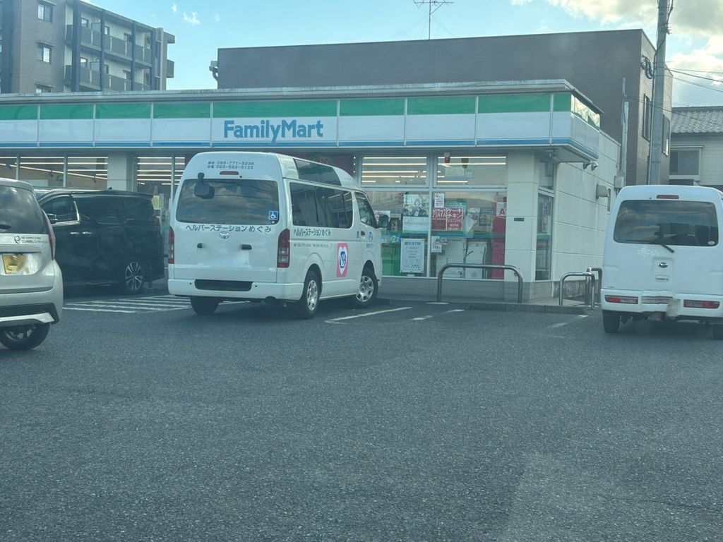 コンビニ　ファミリーマート小倉南方二丁目店（コンビニ）まで900m