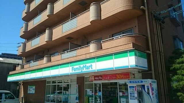 コンビニ　ファミリーマート（コンビニ）まで800m