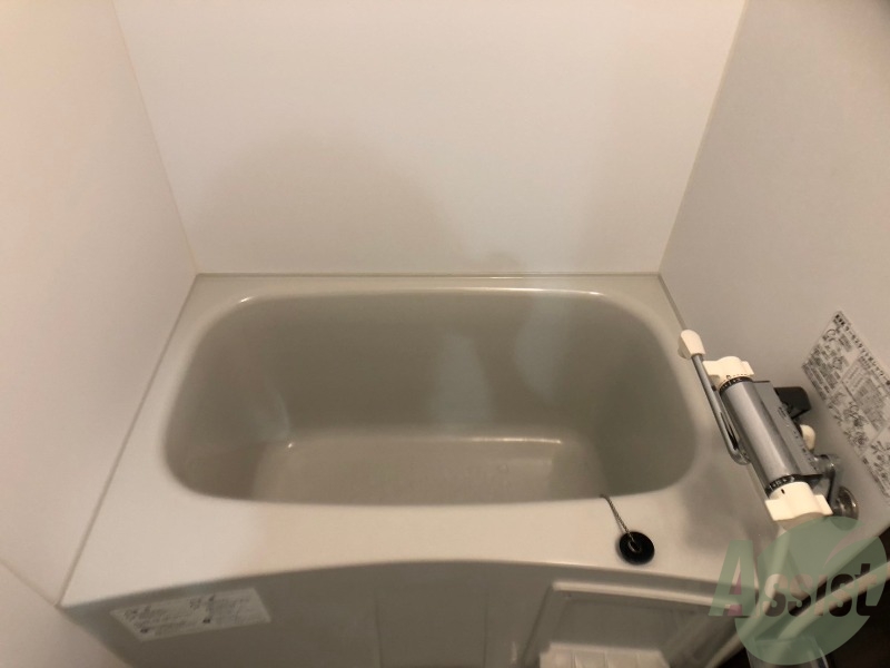 バス・シャワールーム　浴室乾燥機があるので、天候に関係無く洗濯物が干せますね