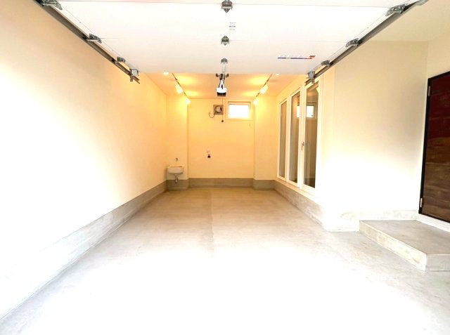 駐車場　リモコン付き自動シャッターなので雨の日でも濡れずに開閉　EV