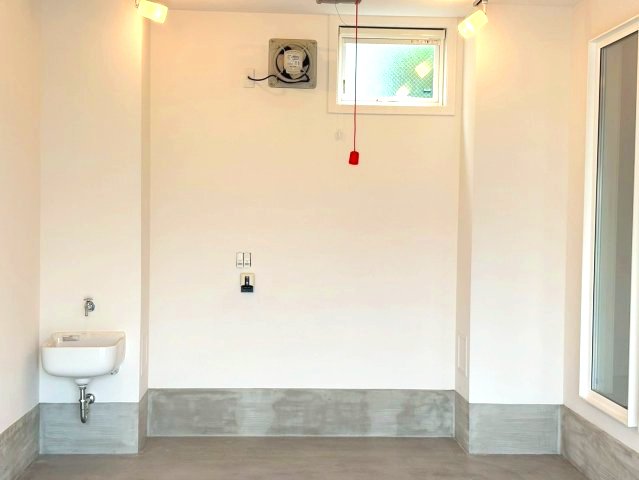 その他　EV充電スタンドあり　ダクトで換気もバッチリ　水道・流しあり