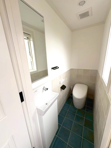 トイレ　トイレに窓有ります　タンクレストイレでらくらくお掃除