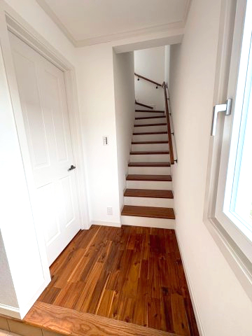 玄関　十分な広さの玄関ホール　ガレージへドア1枚開ければ入れます