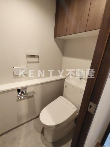 トイレ　落ち着いた色調のトイレです