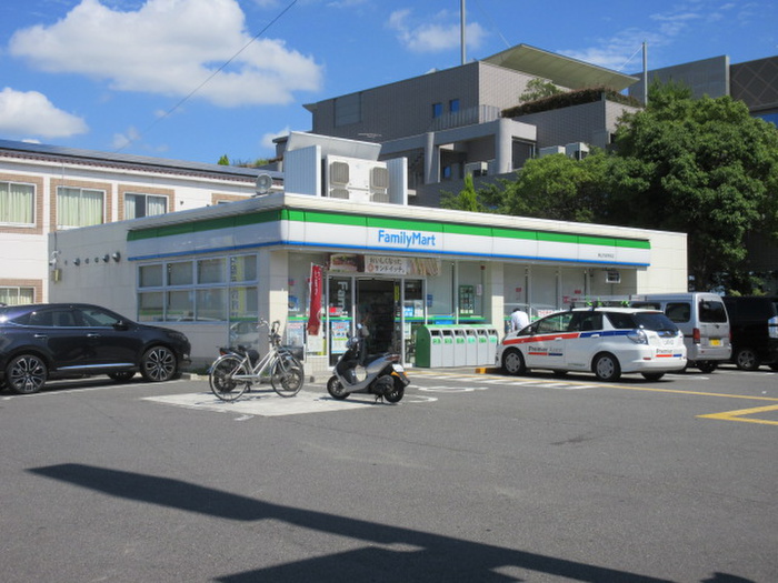 コンビニ　ファミリーマート（コンビニ）まで1020m