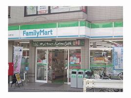 コンビニ　ファミリーマート南青山四丁目店（コンビニ）まで153m