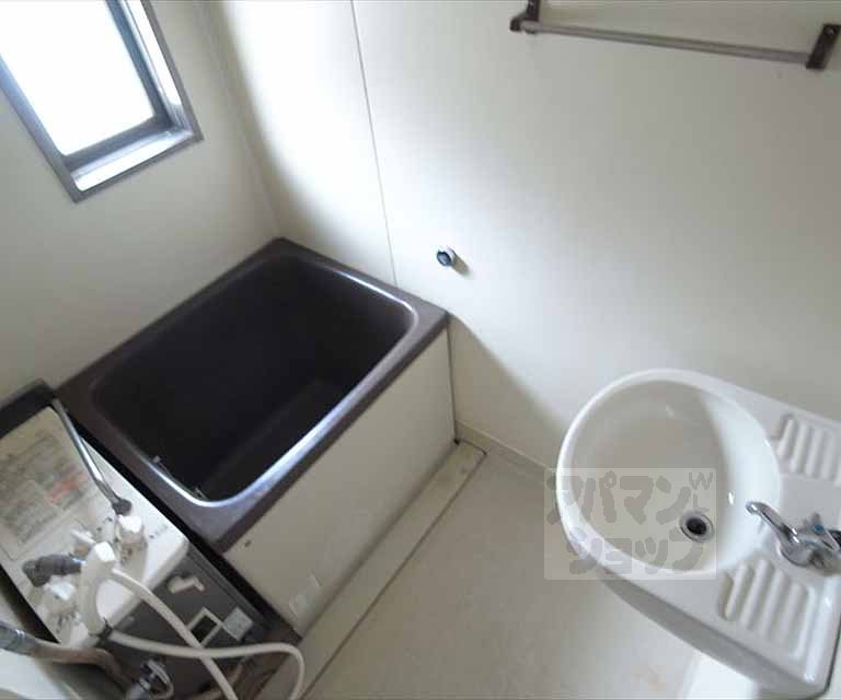 バス・シャワールーム　追いだき機能付き湯沸かし器が設置されたお風呂です