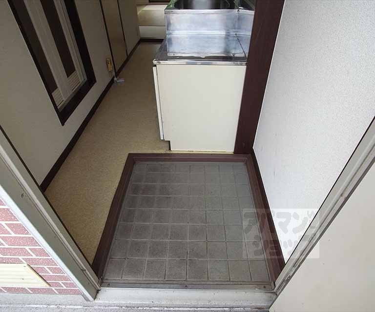 玄関　玄関横にはお好きな靴箱を設置するスペースがあります