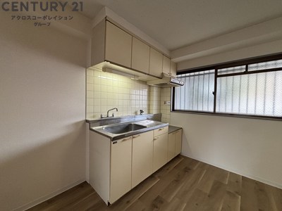 キッチン　キッチンに開口部があり日当たり・換気良好です