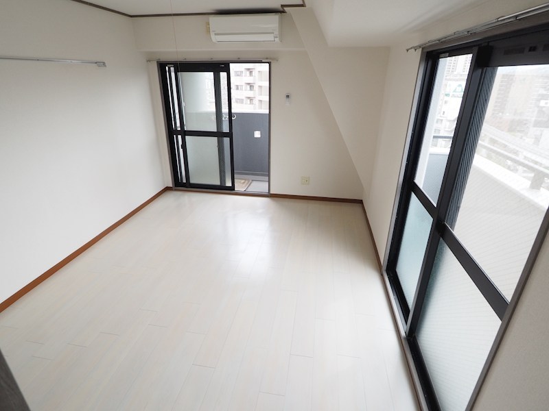 居室・リビング　南向きで日当たり良好。家具は付いてきません。