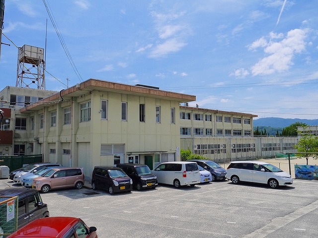 小学校　奈良市立三碓小学校（小学校）まで1686m