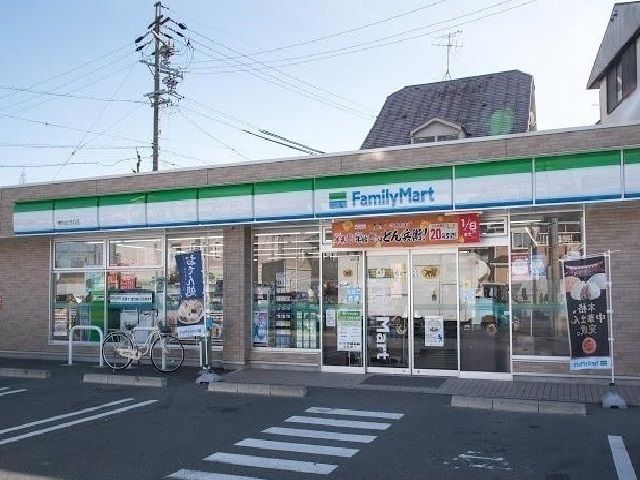 コンビニ　ファミリーマート（コンビニ）まで300m