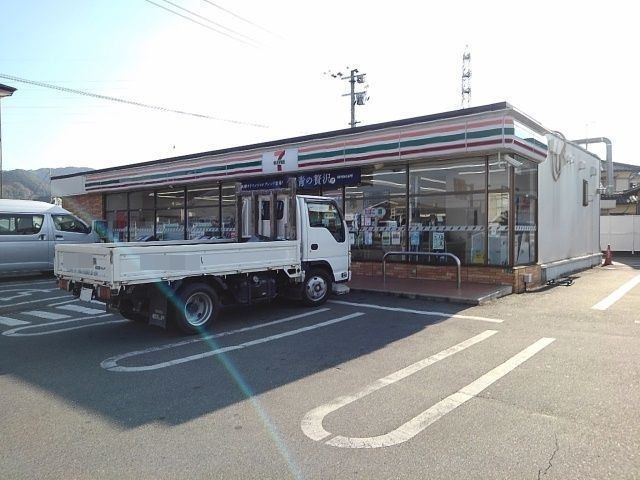 コンビニ　セブンイレブン久留米山川店（コンビニ）まで740m