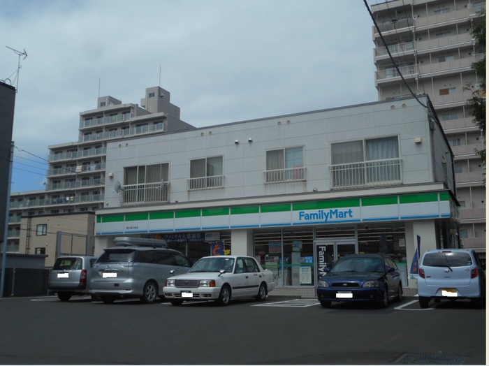 コンビニ　ファミリーマート（コンビニ）まで220m