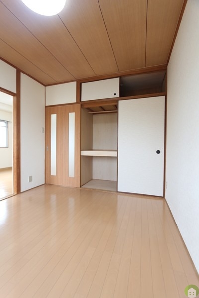 収納　バルコニー側の洋室。
