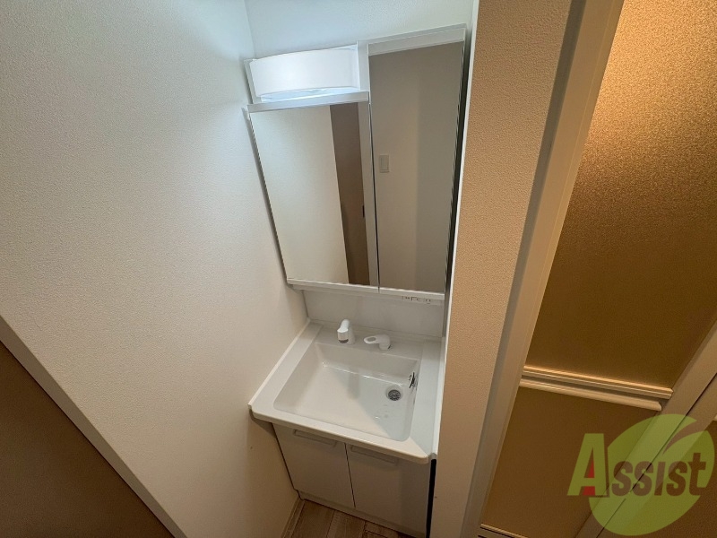 洗面設備　大きくて使いやすそうな独立洗面台になっています。