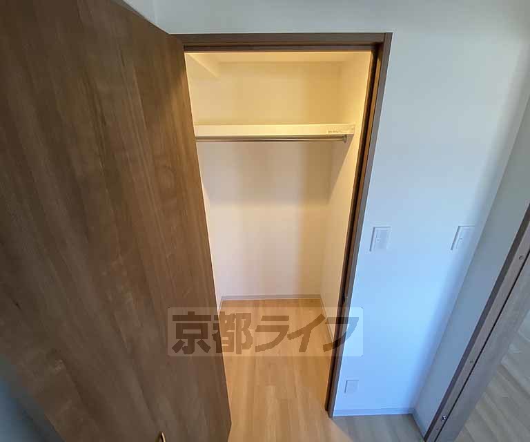 収納　照明を備えた収納部屋です。